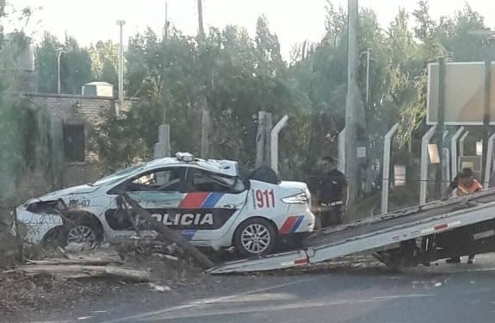 Volcó un patrullero y casi termina dentro de una casa