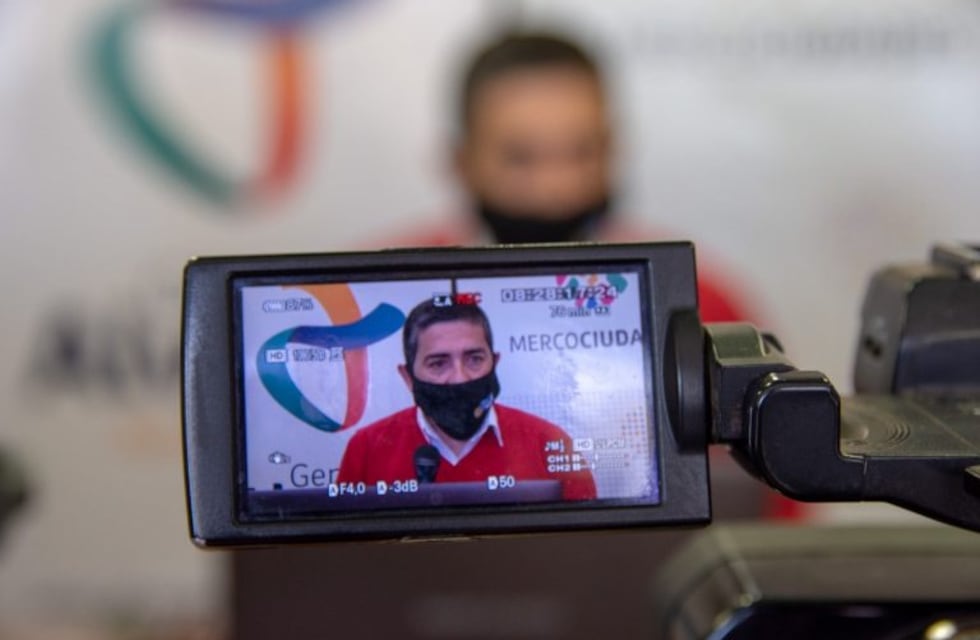 El intendente de Alvear reveló que el Estado vigila a la gente por medio de los celulares
