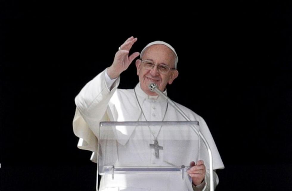 El Papa Francisco instó a los fieles a tratar a la Biblia como a "un teléfono celular"