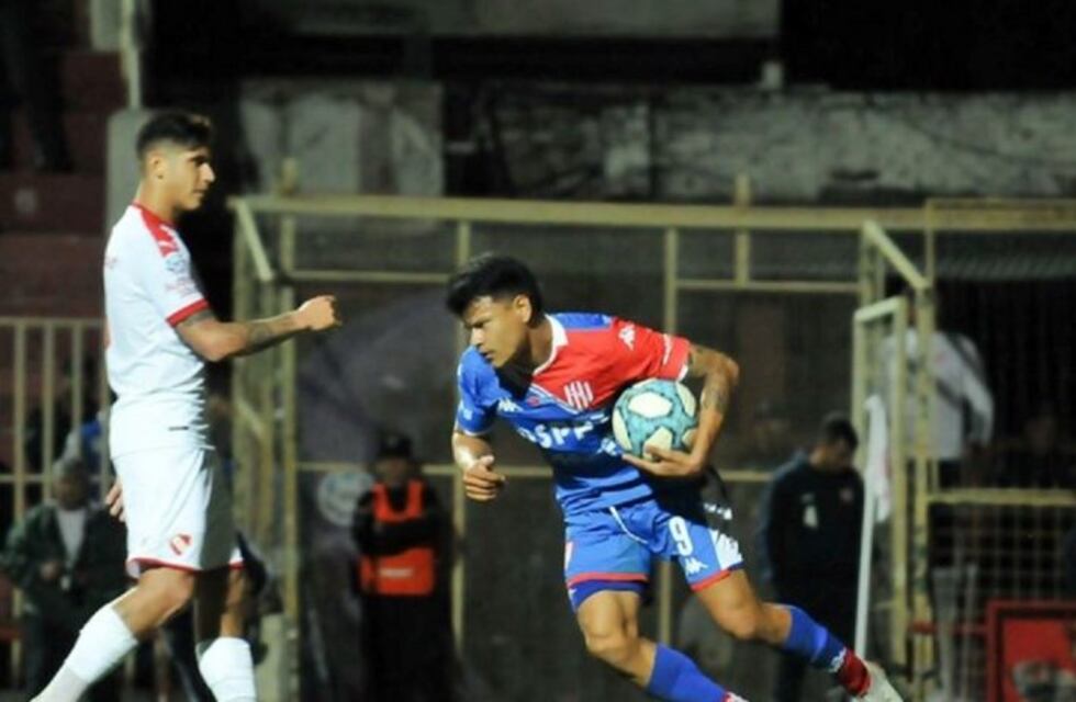 Unión evalúa un esquema con cinco volantes para enfrentar a Boca Juniors