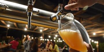 Un bar mendocino ofrece "media pinta" de cerveza gratis a quienes presenten su carnet de vacunación.