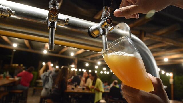 Un bar mendocino ofrece "media pinta" de cerveza gratis a quienes presenten su carnet de vacunación.