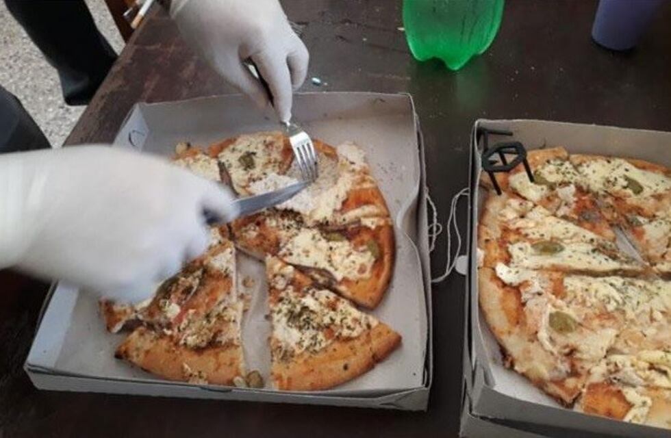 Colocó marihuana en una pizza y se la llevó a su hijo detenido