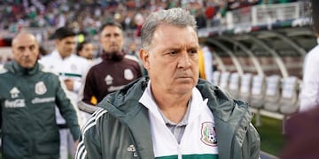 Berizzo le voló de un pelotazo los lentes a Martino y hasta le provocó un corte en la nariz\u002E (AFP)