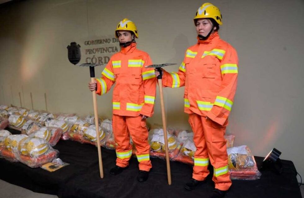Entregaron equipamiento y subsidios a bomberos voluntarios
