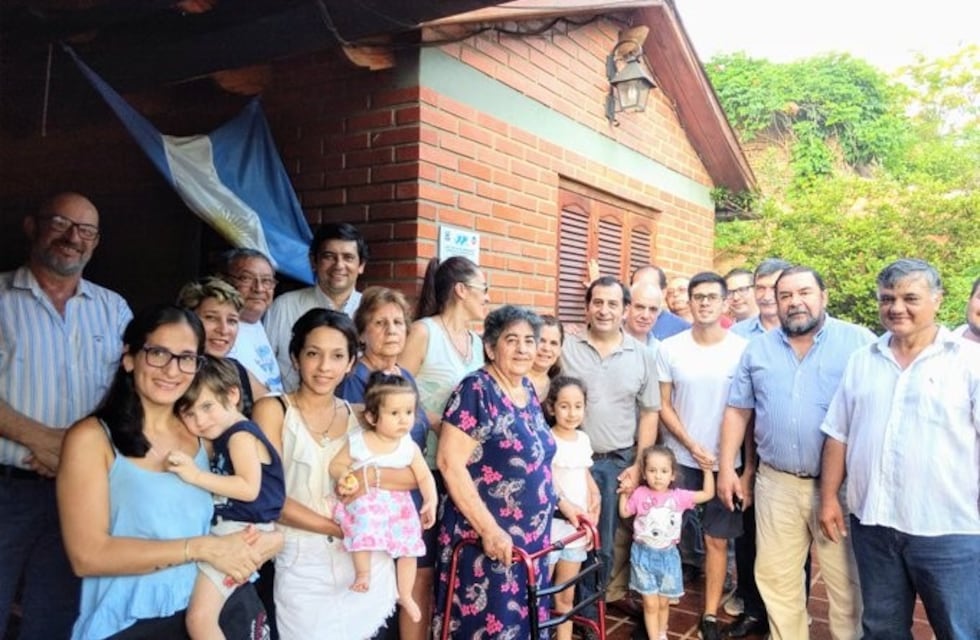 Colocan placas de vecino ilustre en casas de veteranos de Malvinas