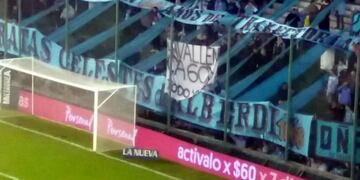 La bandera contra el ex DT Celeste, en la cabecera del estadio de Banfield\u002E