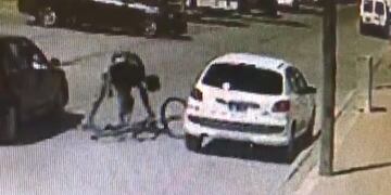 La caída en bicicleta de un cordobés\u002E (Captura video)