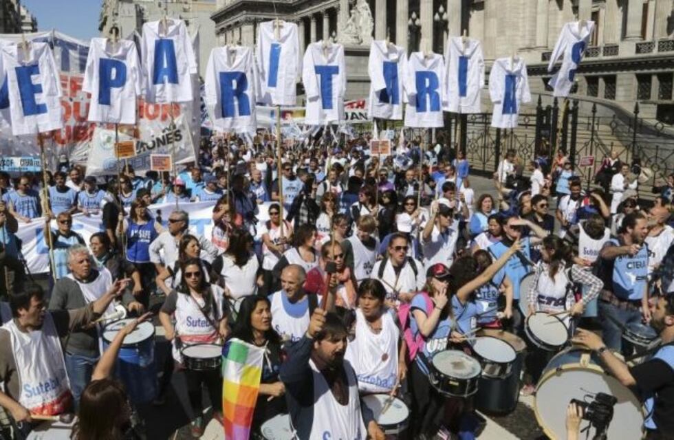 Los gremios docentes reclamaron frente al Congreso