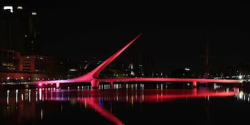 El Puente de la Mujer en Puerto Madero iluminado en conmemoración a los 10 años del matrimonio igualitario. (Juan Mambromatta / AFP)