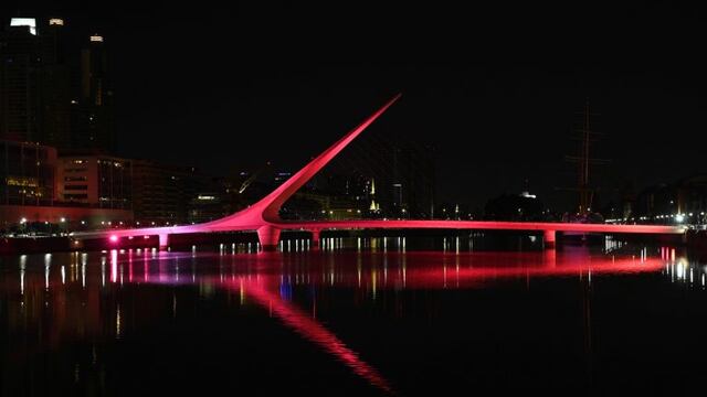 El  Puente de la Mujer en Puerto Madero iluminado en conmemoración a los 10 años del matrimonio igualitario.  (Juan Mambromatta / AFP)