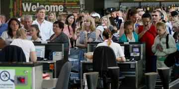 Passengers wait to have their luggage checked at the capital's main airport, Boryspil, outside Kiev, Ukraine, June 27, 2017\u002E REUTERS/Valentyn Ogirenko ucrania kiev  ataque mundial virus ransomware tecnicos informaticos en aeropuerto de kiev
