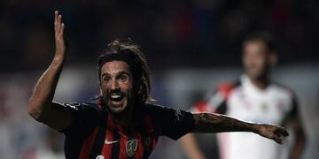 Argentina's San Lorenzo defender Marcos Angeleri celebrates after scoring a goal against Brazil's Flamengo during the Copa Libertadores 2017 group 4 football match at Pedro Bidegain stadium in Buenos Aires, Argentina, on May 17, 2017. / AFP PHOTO / JUAN MABROMATA