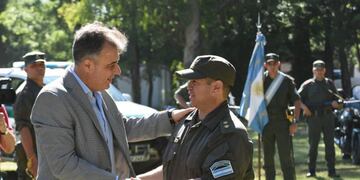 Luis Castellano felicita al ahora Comandante Principal, Hernán Chamorro\u002E (Prensa Municipalidad de Rafaela)