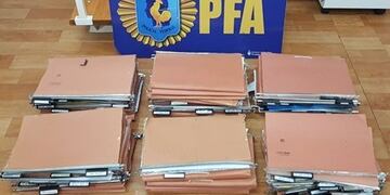 Parte de la documentación incautada durante los allanamientos a 12 inmobiliarias de Rafaela (web)