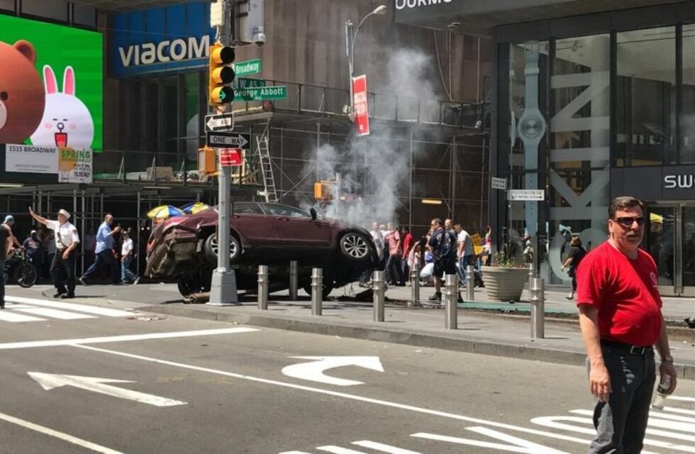 Un auto atropelló a varias personas en Times Square: una adolescente murió