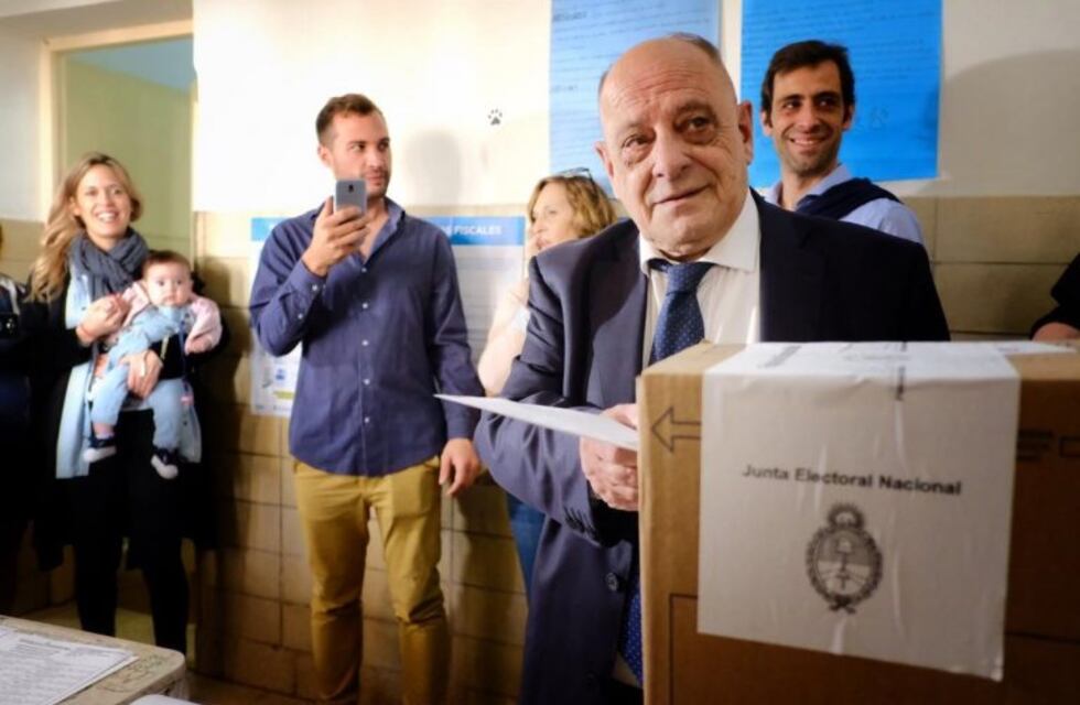 El intendente Arroyo emitió su voto y pidió que "triunfe la democracia"