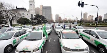 Un proyecto platense busca que los taxistas puedan pagar multas realizando trabajos comunitarios