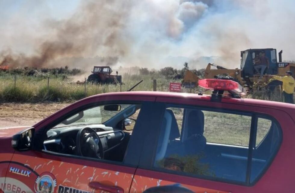 Dotaciones de bomberos trabajan para sofocar incendio en Pehuen Co