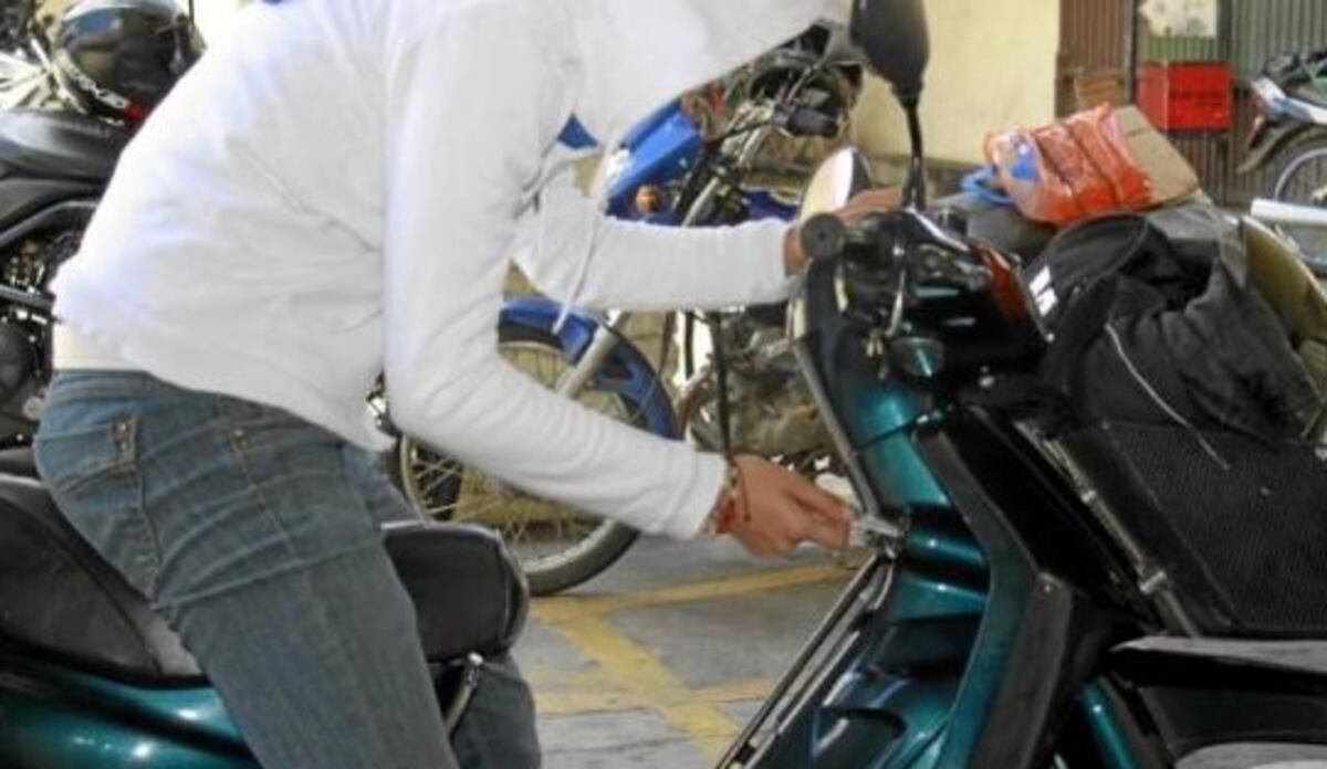 Ladron roba moto