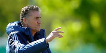 Argentina's national coach Edgardo Bauza gestures  during a training session in Ezeiza, Buenos Aires on October 8, 2016  AFP PHOTO / ALEJANDRO PAGNI buenos aires edgardo bauza entrenamiento practica de la seleccion argentina futbol director tecnico del equipo