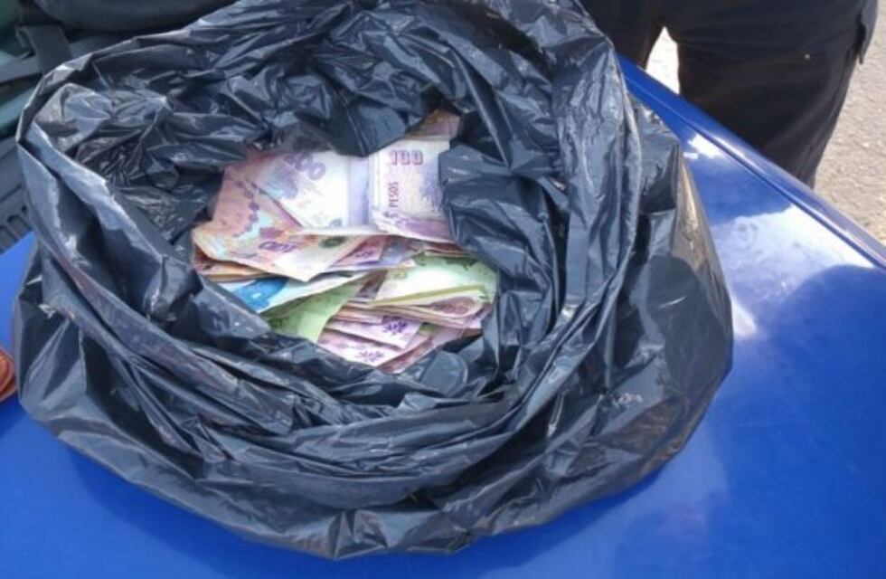 Escaparon de un control y los detuvieron con una mochila llena de dinero y cocaína