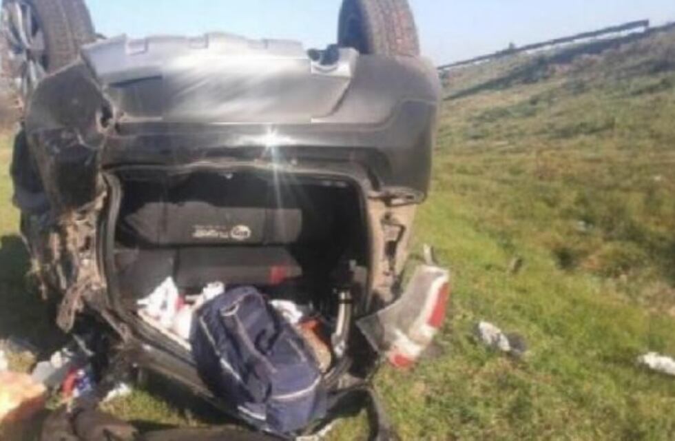 Se salvaron de milagro: grababan un video pasando a una Ferrari en la autopista y terminaron volcando