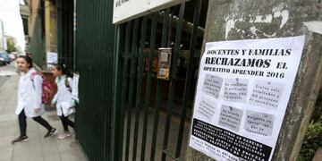 BAS001. BUENOS AIRES (ARGENTINA) 18/10/2016.- Estudiantes argentinos en Buenos Aires (Argentina) junto a un cartel informativo que rechaza el operativo