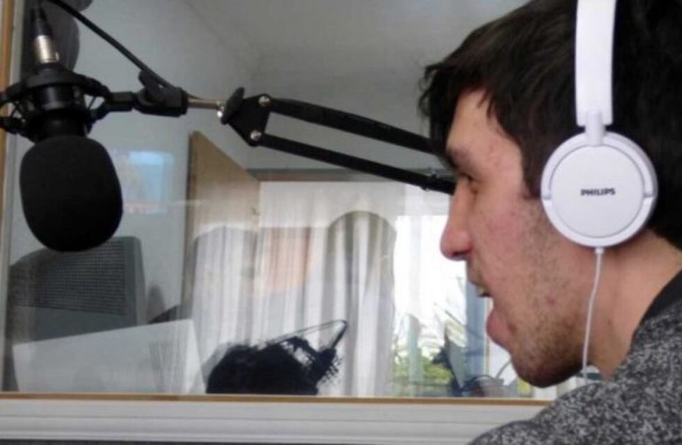 Una historia de amor por la radio, en su día: Gonzalo es mudo y conduce un programa gracias a una app