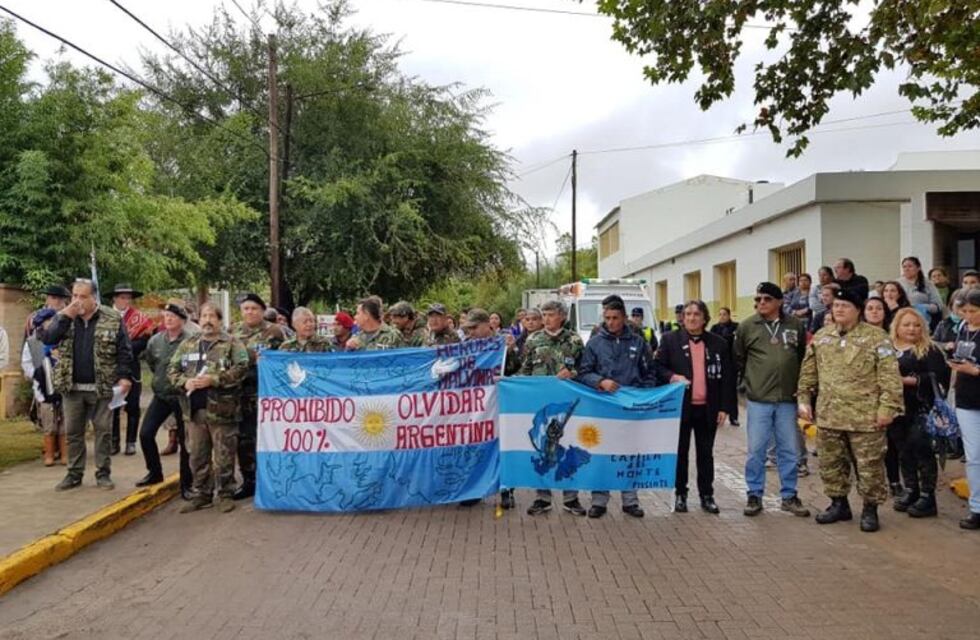 Mendiolaza: veteranos de Malvinas prometieron a la bandera