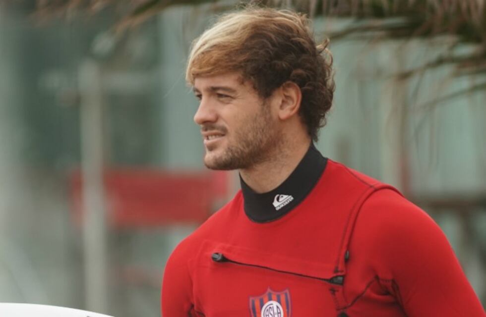 El surfista que compite con el traje del Ciclón