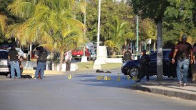 Peritos en balu00edstica recogen informaciu00f3n luego de que policu00edas estatales y federales se enfrentaron a un grupo armado que atacu00f3 a tiros. (EFE)