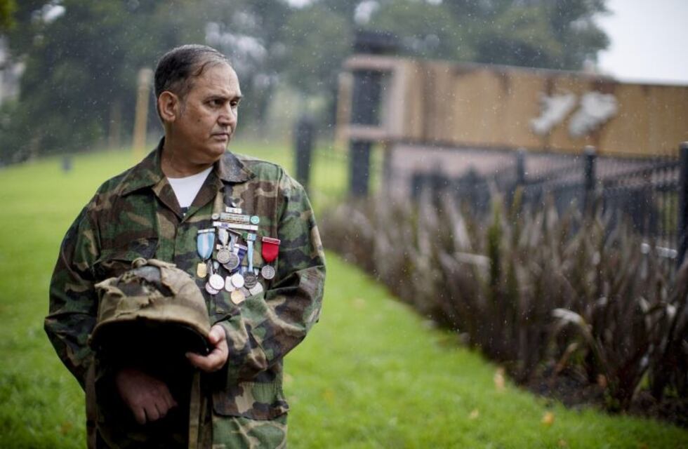 El héroe de Malvinas que recuperó su casco encabezó el reclamo de los ex combatientes en el Día de la Independencia
