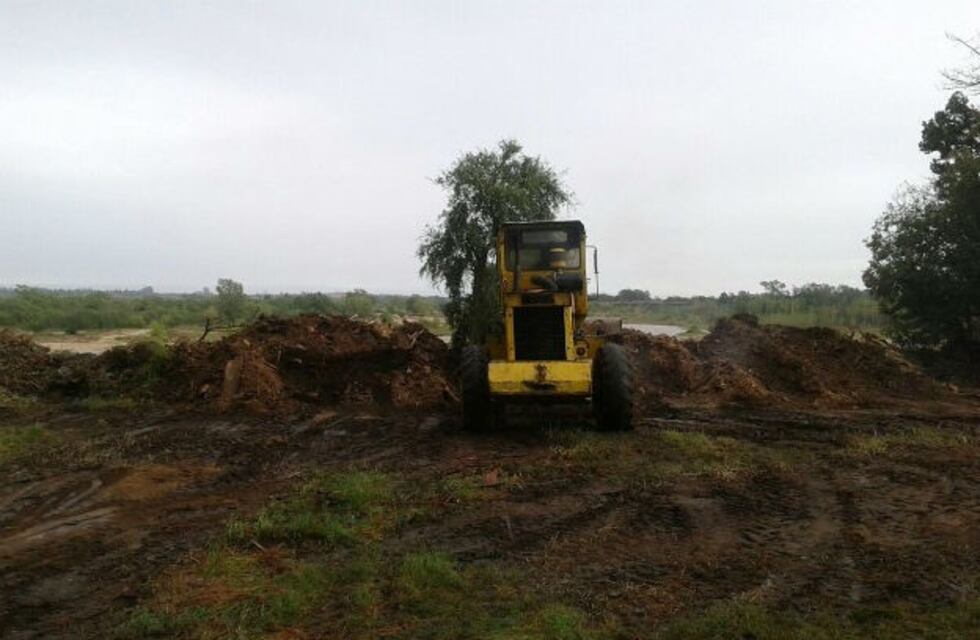 Ambiente frenó una pala que tiraba basura al río Cuarto