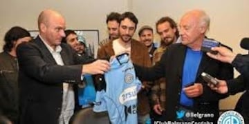 Jorge Franceschi, hoy presidente de Belgrano, le hizo entrega de la camiseta a Galeano, Celeste de ley\u002E