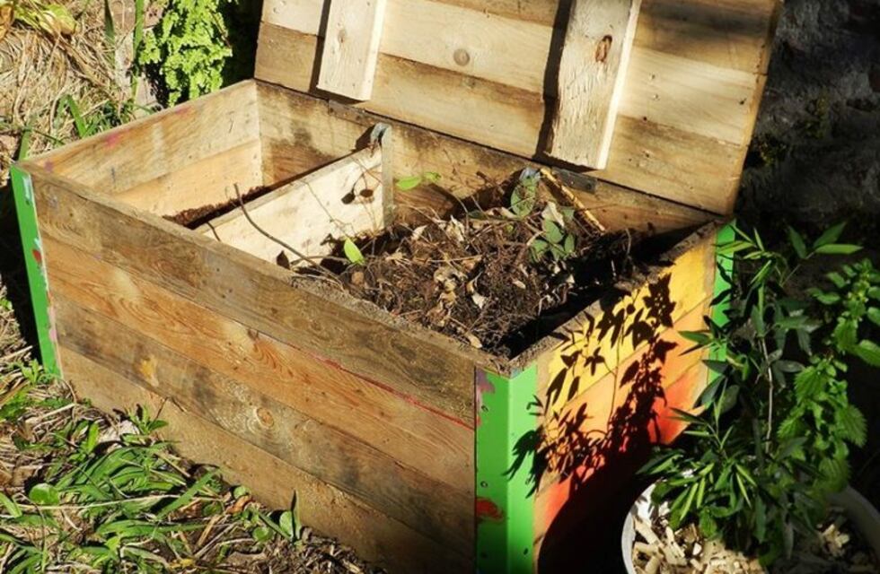 Entregan composteras a escuela de Río Ceballos