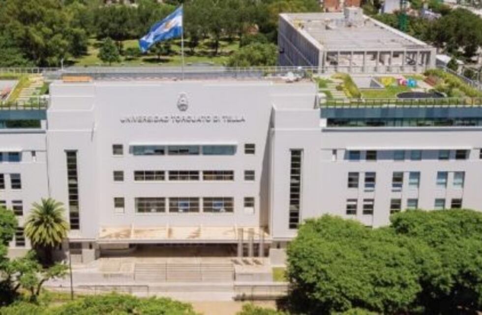 Despidieron a un profesor universitario que da clases hace 30 años por no tener Internet