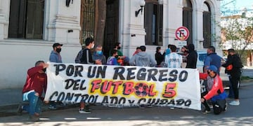 Protesta de propietarios de canchas de fútbol 5 (Vía Santa Rosa)