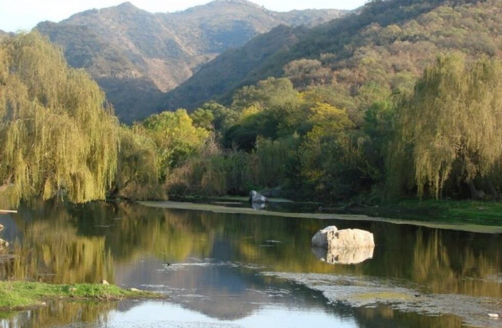 Vecinos de La Calera protestan porque las construcciones no les dan lugar para bajar al río