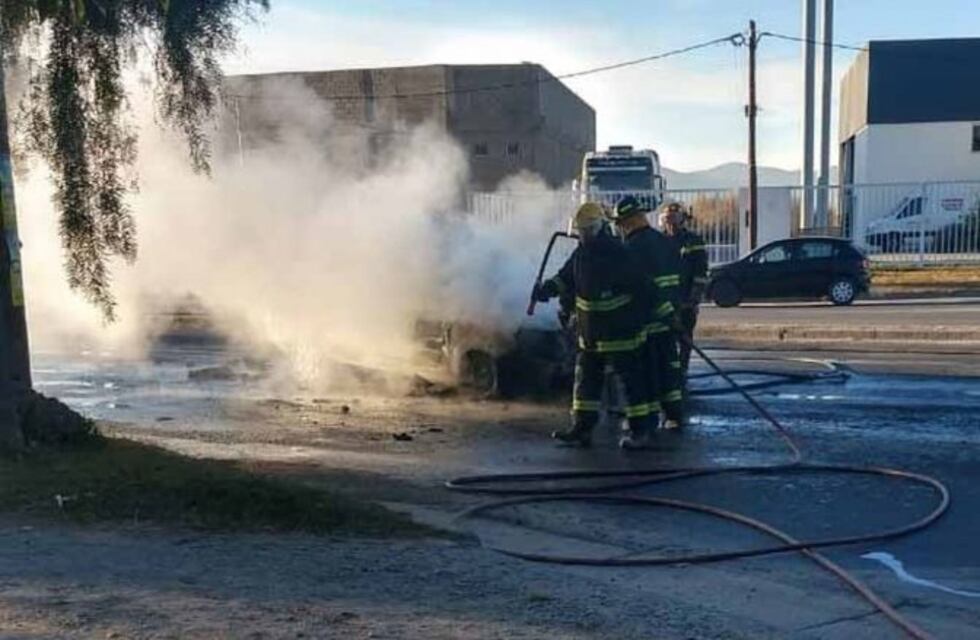 Barrio Santa Ana: un automóvil se incendió en plena calle