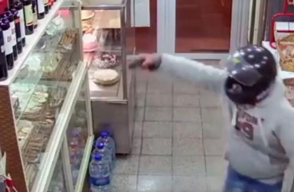 Video: asalto a mano armada en una panadería de Río Ceballos