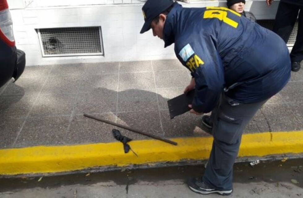 Pegaba palazos a los peatones que se cruzaba y fue detenido