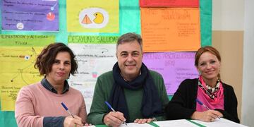 Cintia Furió, Luis Castellano y Brenda VImo rubricando el convenio (Prensa Municipalidad de Rafaela)