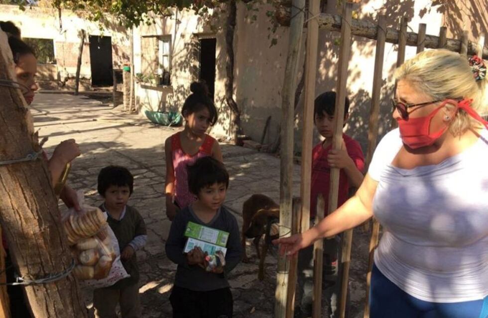 Empezaron haciendo barbijos y hoy asisten a familias en los distritos con alimento y ropa