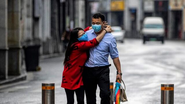 Guangzhou (China), 14/02/2020\u002E- A couple wearing protective masks walks on the street on Valentine's Day in Guangzhou, China, 14 February 2020\u002E Many flower markets, restaurants, cinemas and others stores remained closed due to the coronavirus crisis\u002E The outbreak, which originated in the Chinese city of Wuhan, has so far killed at least 1,383 people with over 64,000 infected worldwide, mostly in China\u002E (Cine) EFE/EPA/ALEX PLAVEVSKI