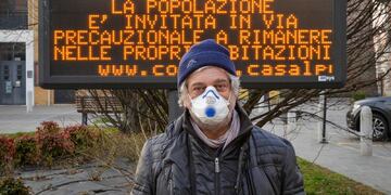 Casalpusterlengo (Italy), 23/02/2020\u002E- A man wearing a protective face mask in Casalpusterlengo, one the northern Italian towns placed under lockdown due to the new coronavirus outbreak, 23 February 2020\u002E Two deaths from the new coronavirus sparked fears throughout northern Italy on Saturday, as about 50,000 people were poised for a weeks-long lockdown imposed by authorities trying to halt a further increase in infections\u002E Italy on Friday became the first country in Europe to report the death of one of its own nationals from the virus, triggering travel restrictions on about a dozen towns where the number of people contaminated has continued to rise\u002E (Italia) EFE/EPA/Andrea Fasani