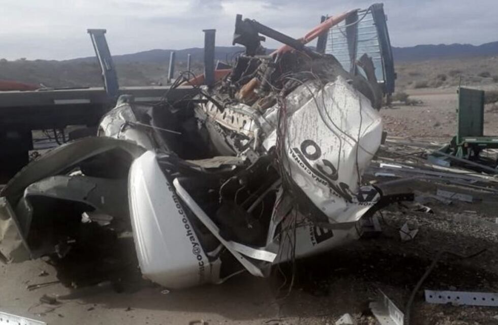 Iba a recoger los materiales de un camión accidentado y volcó