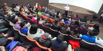 Alicia Bañuelos, rectora de la ULP hablándole a los jóvenes sobre el test vocacional\u002E