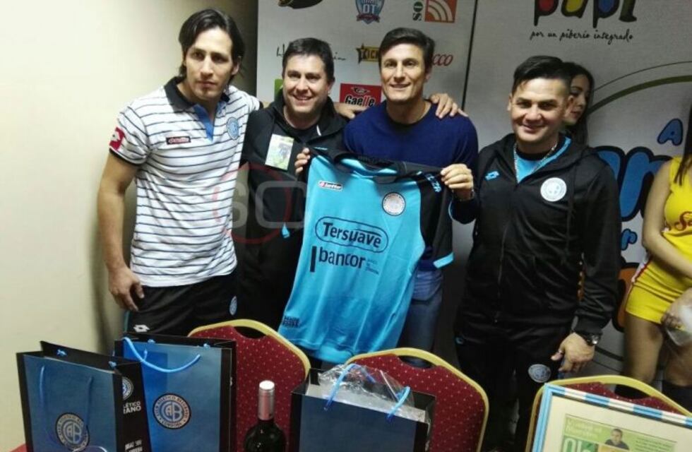 El Pupi Zanetti posó con la camiseta de Belgrano