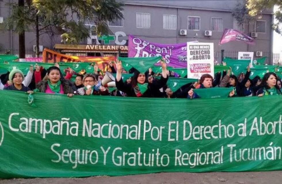 Pañuelazo en apoyo a una médica tucumana que realizó un aborto